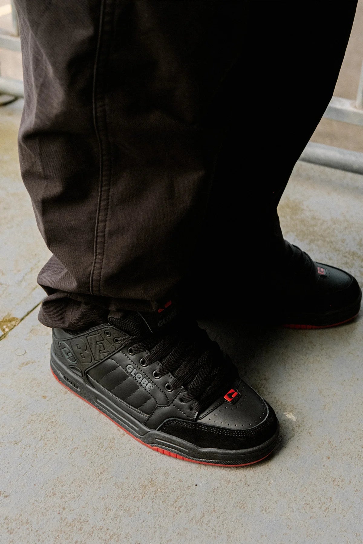 Globe Tilt - Black/Red/Charcoal